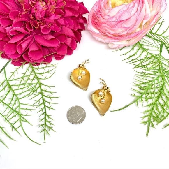 VINTAGE⚜️12K GOLD FILLED & Cultured Pearl Petal Clip Earrings - Picture 11 of 11